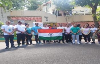 On the occasion of Sports Day of India, Embassy of India, Caracas organized a walk from Parque Infantil to the Chancery. Cd'A Suresh Kumar addressed the gathering and highlighted the importance of sports in life to keep fit and healthy. The other sports activities included rope jumping, badminton and chess matches. Members of the Mission, their families and Friends of India participated in all the activities with enthusiasm. Cd'A handed over Certificate of Appreciation to participants. 